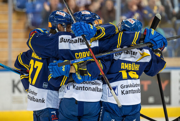 Spieler des HCD Davos umarmen sich und jubeln über ein Tor. | © Davos Klosters Mountains
