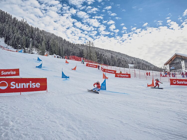 Zwei Atlethen duelieren sich auf dem Kurs am Bolgenlift in Davos. | © Davos Klosters Mountains 
