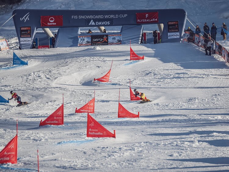 Zwei Snowboarder auf em Kurs am Bolgen beim Jakobshorn Davos. | © Davos Klosters Mountains 