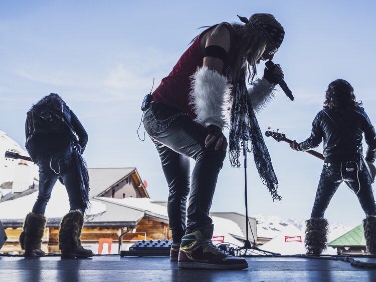 A cover band plays their concert during the Cover Festival Davos Klosters at the Parsennhütte | © Davos Klosters Mountains