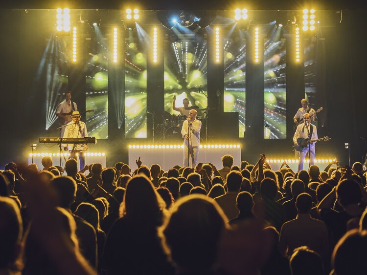 A concert in the Montanasaal with audience during the Cover Festival Davos Klosters | © Davos Klosters Mountains