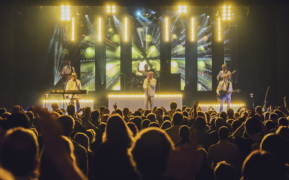 A concert in the Montanasaal with audience during the Cover Festival Davos Klosters | © Davos Klosters Mountains