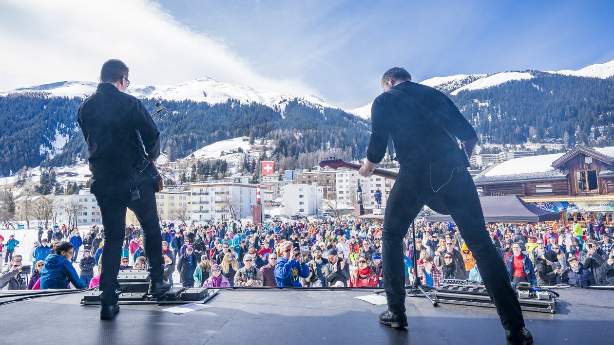 A band at the Cover Festival Davos Klosters at Bolgenplaza | © Davos Klosters Mountains