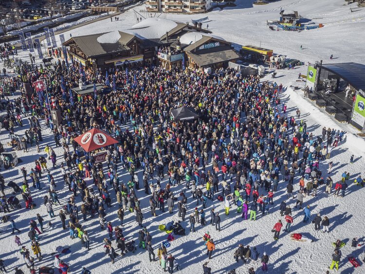 Drone photo of the audience during a concert at the Cover Festival Davos Klosters | © Davos Klosters Mountains
