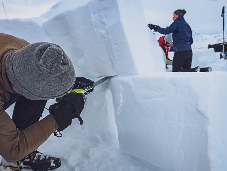 Mit dem Erlebnisanbieter Pur erleben lernt Ihr ein Iglu mit Schneeklötzen zu bauen. | © Davos Klosters Mountains
