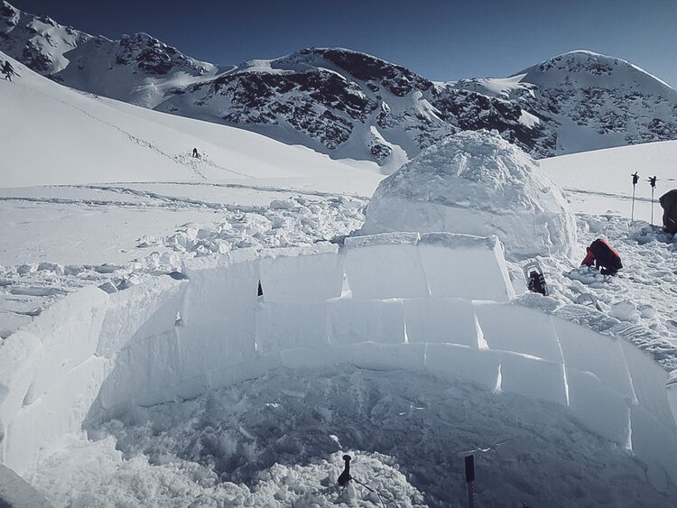 Mit Schneeklötzen wird die Aussenmauer der Iglus gebaut. | © Davos Klosters Mountains