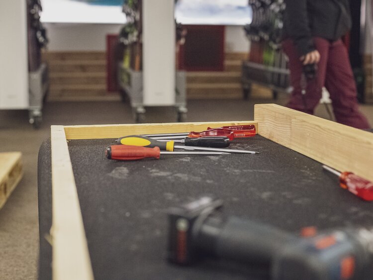 Toosl for adjusting the ski binding during ski test on parsenn | © Davos Klosters Mountains
