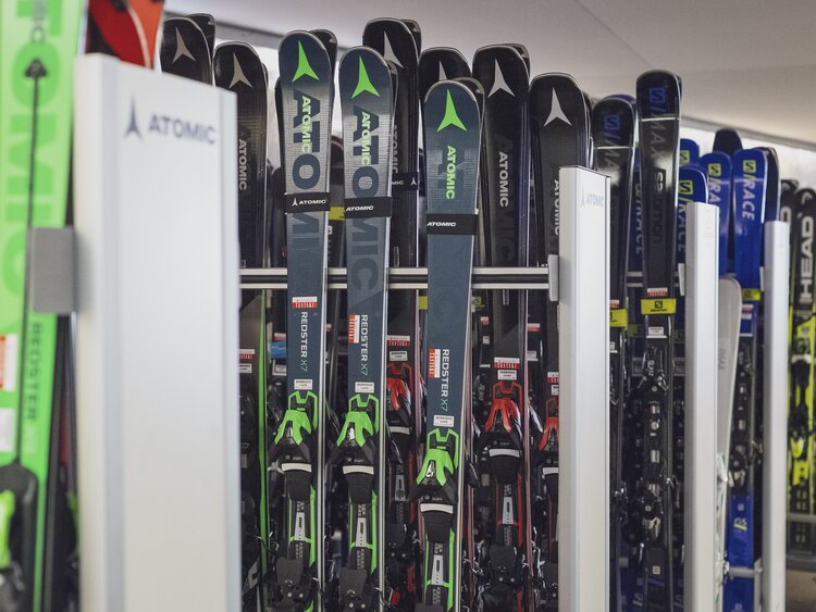 A ski stand with models of various ski manufacturers at the Skitest Center on Parsenn | © Davos Klosters Mountains