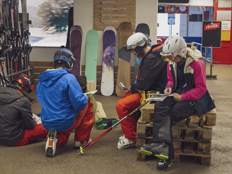 A group of skiers at the ski test on Parsenn | © Davos Klosters Mountains