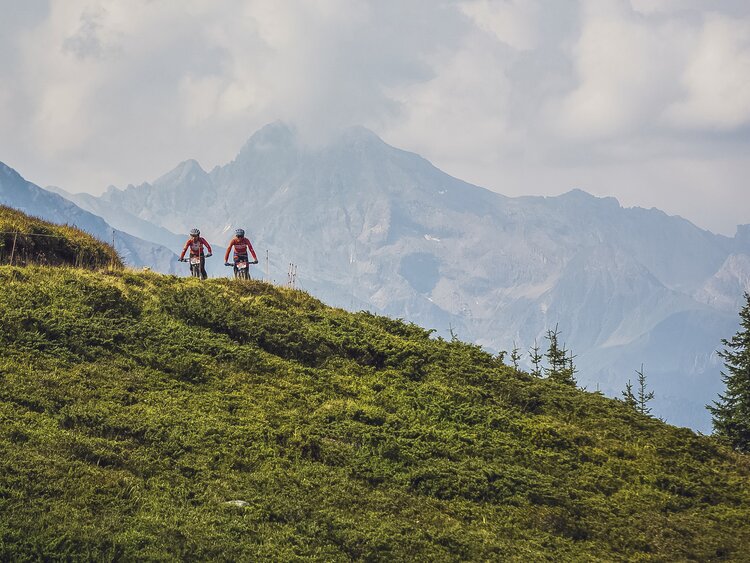 Biker am Swiss Epic pedalieren Richtung Äbirügg am Rinerhorn | © Sam Clark