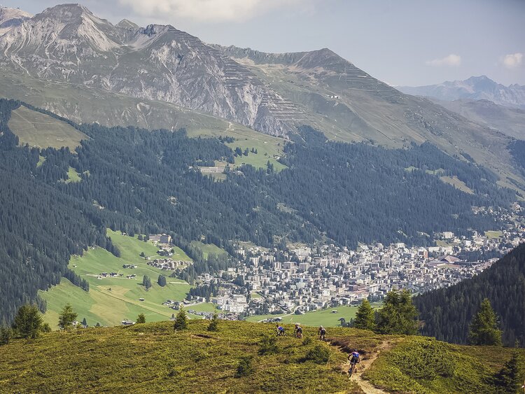 Biker am Swiss Epic unterwegs vom Rinerhorn nach Davos | © Sam Clark