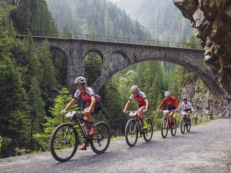 Eine Gruppe Biker am Swiss Epic in der Zügenschlucht Davos | © Sam Clark