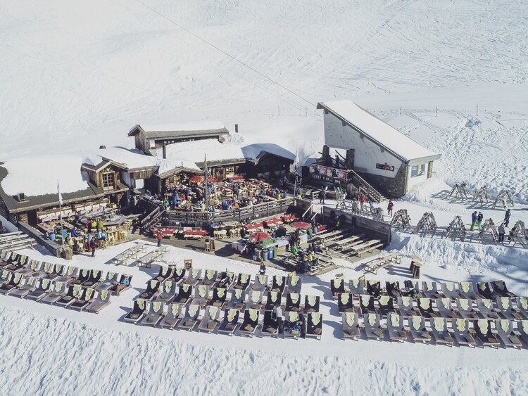 Luftaufnahme des Chalet Güggels inklusive der Güggel Station. | © Davos Klosters Mountains
