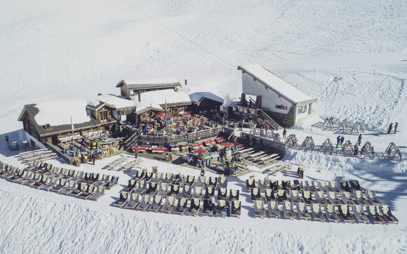 Luftaufnahme des Chalet Güggels inklusive der Güggel Station. | © Davos Klosters Mountains