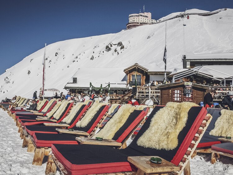 Gemütliche Liegestühle belegt mit Winterfellen auf der Terrasse des Chalet Güggel. | © Davos Klosters Mountains