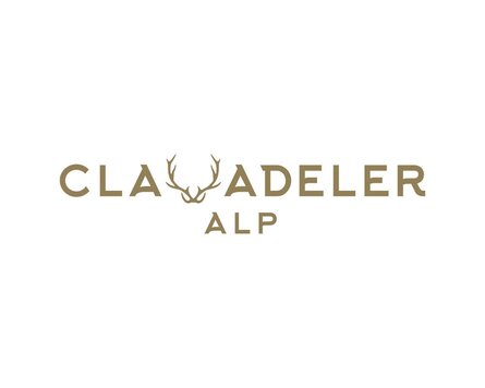Rotes Logo der Clavadeleralp geziert von Bergwelt und einem Steinbock. | © Davos Klosters Mountains