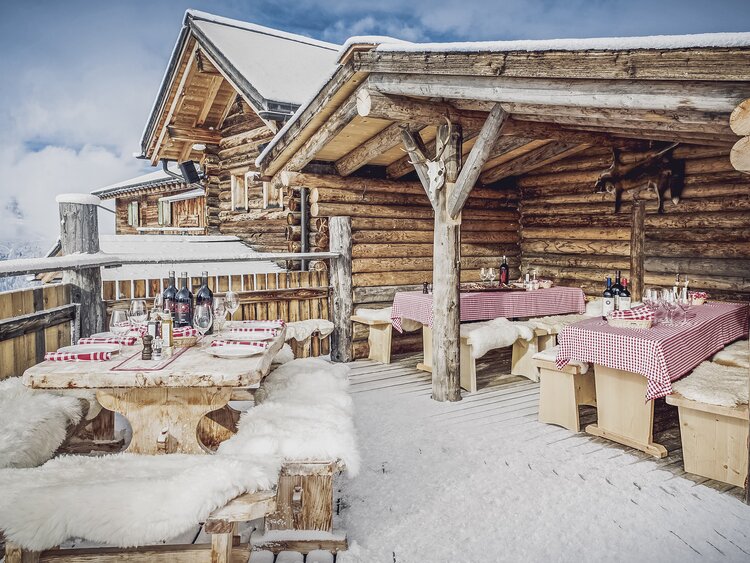 Reservierte Tische auf dem Balkon im Fuxägufer sind eingedeckt und bereit für die Gäste zur Mittagspause, | © Davos Klosters Mountains