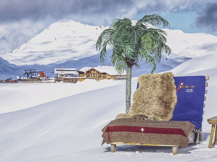 Liegestuhl mit Winterfell, Decke und Palme lädt zum verweilen in der Jatzhütte ein. | © Davos Klosters Mountains