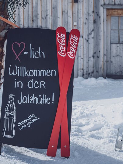 Willkommens-Schild begrüsse die Gäste in der Jatzhütte auf dem Jakobshorn. | © Davos Klosters Mountains