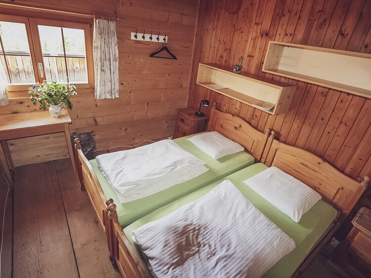 Gemütlich eingerichtetes Doppelzimmer mit viel Charme. | © Davos Klosters Mountains