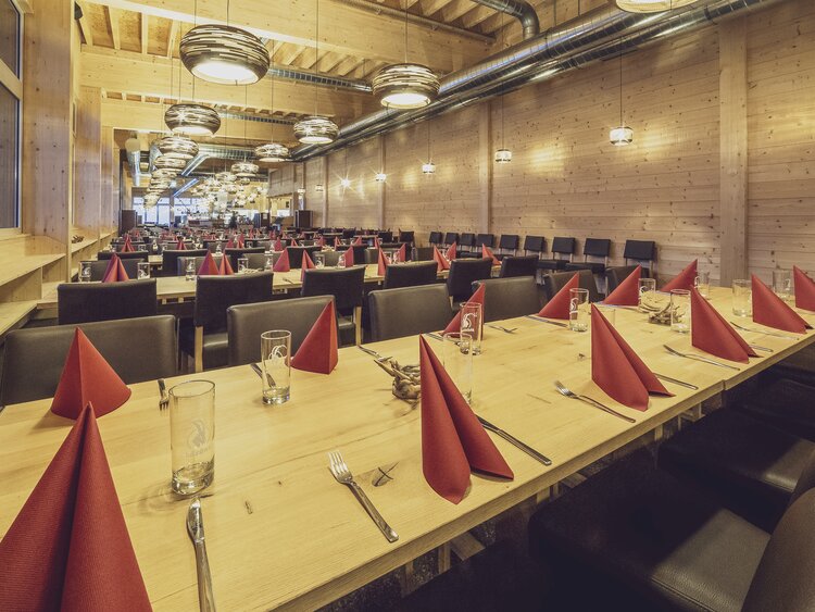 Eingedeckte Tische im Restaurant Madrisa-Alp. | © Davos Klosters Mountains