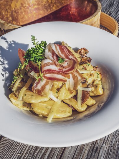 Ein währschaftes Gericht mit Speck und Kartoffeln ist auf dem Teller angerichtet. | © Davos Klosters Mountains