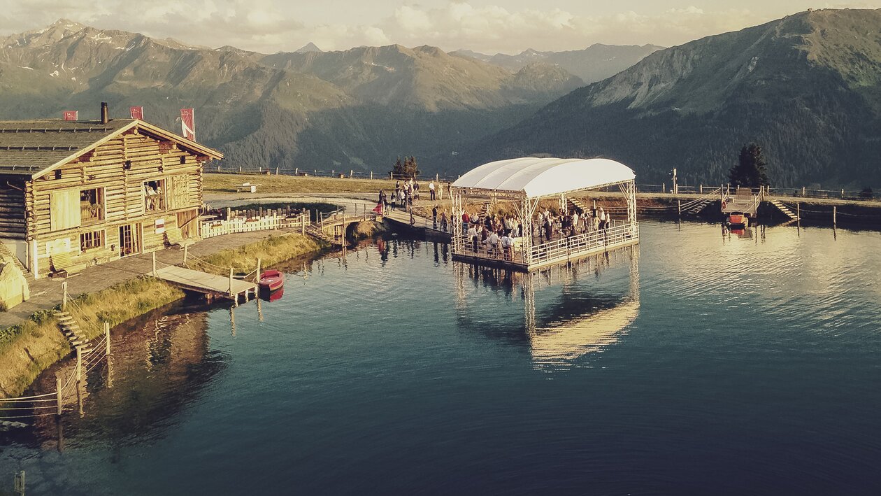 Das Blockhaus Marisa-Hof mit direkter Lage an Öpfelsee und schönster Aussicht auf das umliegende Bergpanorama. | © Davos Klosters Mountains