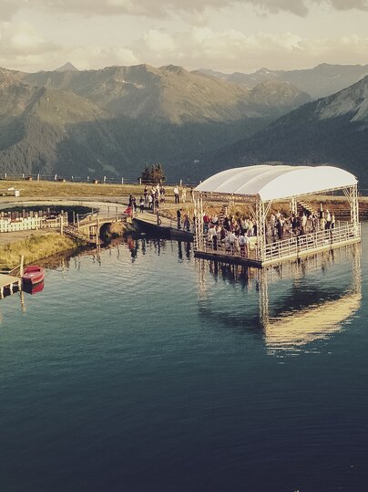 Das Blockhaus Marisa-Hof mit direkter Lage an Öpfelsee und schönster Aussicht auf das umliegende Bergpanorama. | © Davos Klosters Mountains