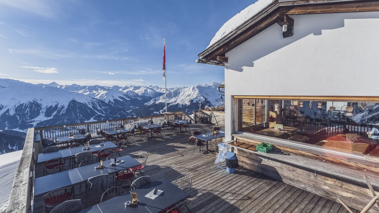 Das gemütliche Hüttenbeizli an der Abfahrt Schaffürggli-Zügenhüttli mit fantastischer Aussicht. | © Davos Klosters Mountains