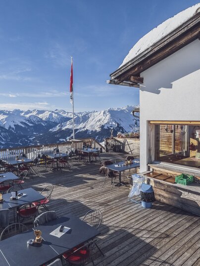 Das gemütliche Hüttenbeizli an der Abfahrt Schaffürggli-Zügenhüttli mit fantastischer Aussicht. | © Davos Klosters Mountains