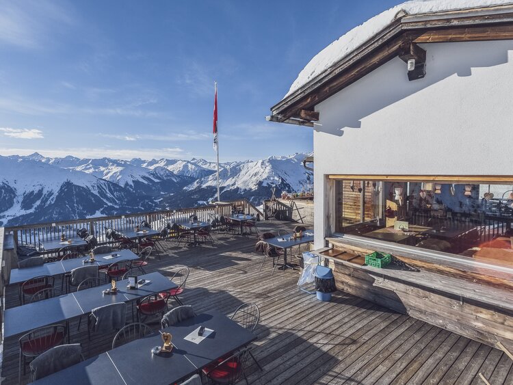 Das gemütliche Hüttenbeizli an der Abfahrt Schaffürggli-Zügenhüttli mit fantastischer Aussicht. | © Davos Klosters Mountains