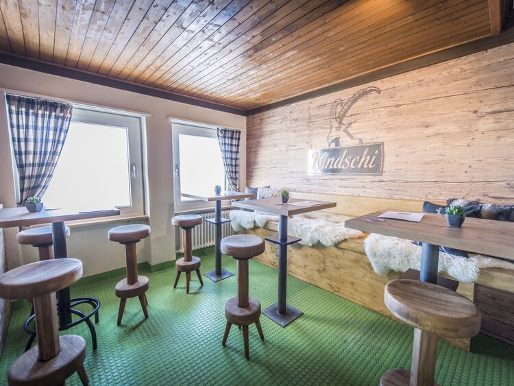 Gleich beim verlassen der Gotschnabahn befindet sich in der Bergstation die Kaffeestube des Restaurant Gotschnagrat. | © Davos Klosters Mountains
