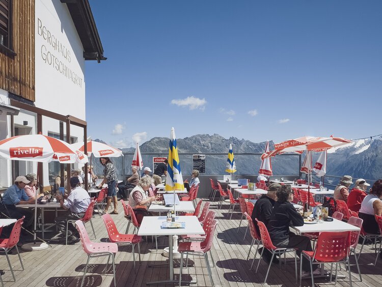 Gestuhlte Sonnenterrasse des Berg Restaurant Gotschnagrat im Sommer. | © Davos Klosters Mountains
