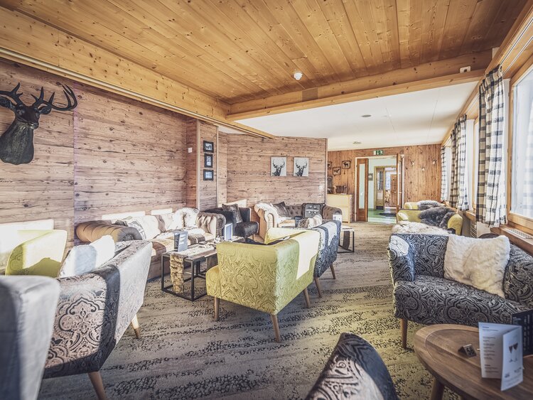 Die gemütliche Lounge vom Berg Restaurant Gotschnagrat. | © Davos Klosters Mountains