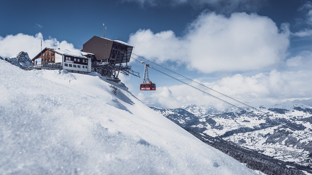 Die rote Gotschnabahn kommt an der Bergstation von Gotschna an. | © Davos Klosters Mountains