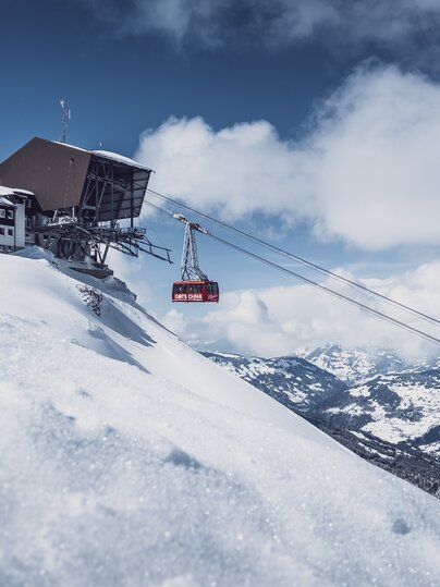Die rote Gotschnabahn kommt an der Bergstation von Gotschna an. | © Davos Klosters Mountains
