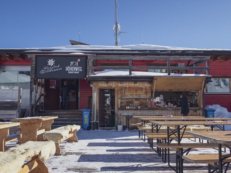 Festbänke und Tische stehen für Gäste des Bergrestaurant Höhenweg bereit für eine Mittagspause. | © Davos Klosters Mountains