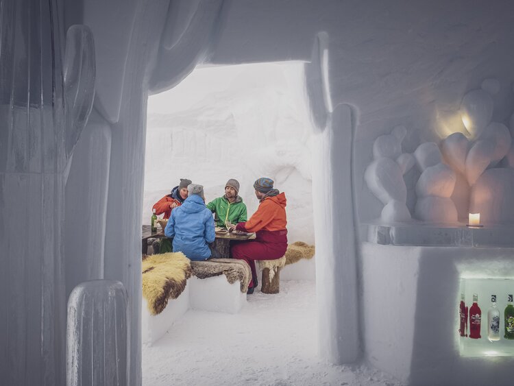 Gäste geniessen ein Fondue im mit Schneekunst verziertem Iglu-Restaurant. | © Davos Klosters Mountains