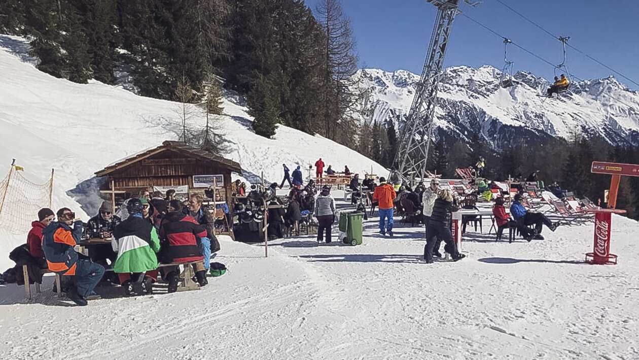 Ein einmaliger Ausblick mit viel Sonne laden zum Schneesportler zum erhohlen ein. | © Davos Klosters Mountains