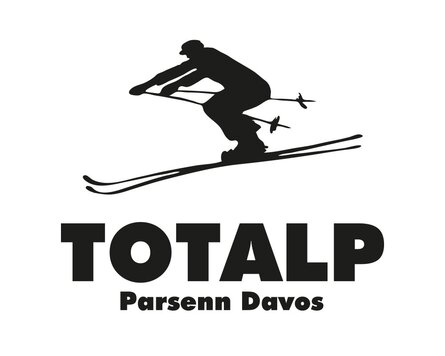 Logo des Restaurant Totalp wird von Skifahrer geziert. | © Davos Klosters Mountains