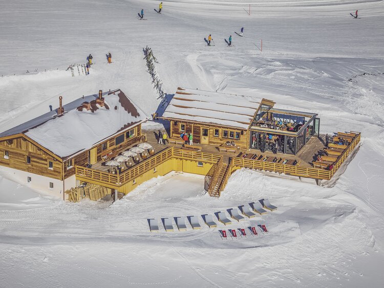 Drohnenfoto der Sonnenterrasse beim Restaurant Totalp im Winter. | © Davos Klosters Mountains