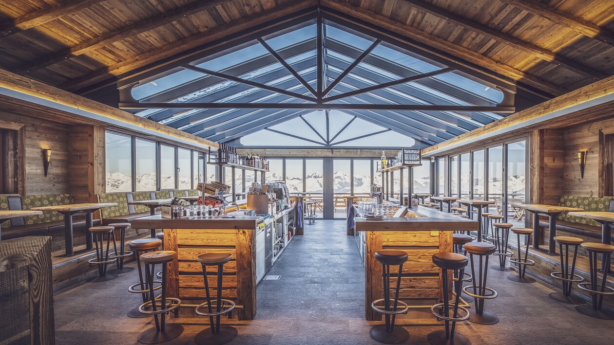 Restaurant Totalp präsentiert sich in elegantem und modernem Ambiente. | © Davos Klosters Mountains