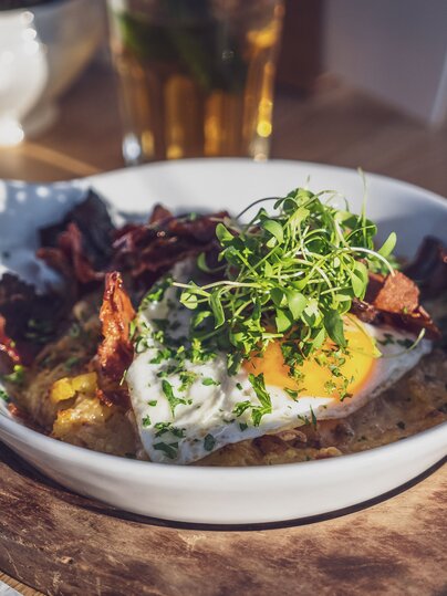 Ein schön angerichteter Teller mit Rösti, Speck und Spiegelei. | © Davos Klosters Mountains