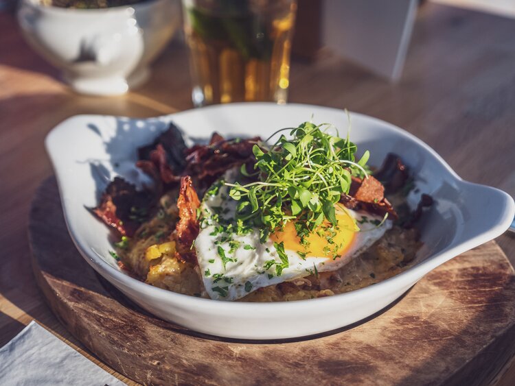 Ein schön angerichteter Teller mit Rösti, Speck und Spiegelei. | © Davos Klosters Mountains