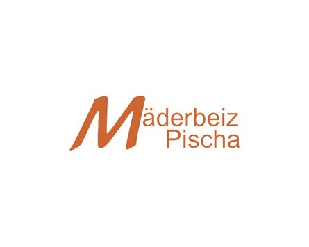 Logo des Restaurant Mäderbeiz welches aus einem Orangem Schriftzug besteht. | © Davos Klosters Mountains