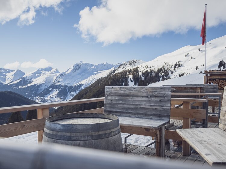 Wunderbare Bergpanorama Sicht von der Terrasse der Mäderbeiz. | © Davos Klosters Mountains