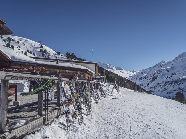 Skiständer vor dem Restaurant Mäderbeiz auf Pischa. | © Davos Klosters Mountains