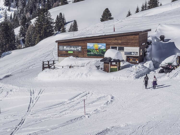 Sicht auf das Restaruant Mäderbeiz welches über einen Winterwanderweg zugänglich ist.  | © Davos Klosters Mountains