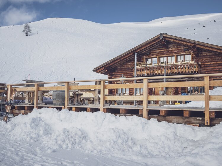 Sicht auf das heimelige Restaurant Mäderbeiz umgeben von einer Schneepracht. | © Davos Klosters Mountains