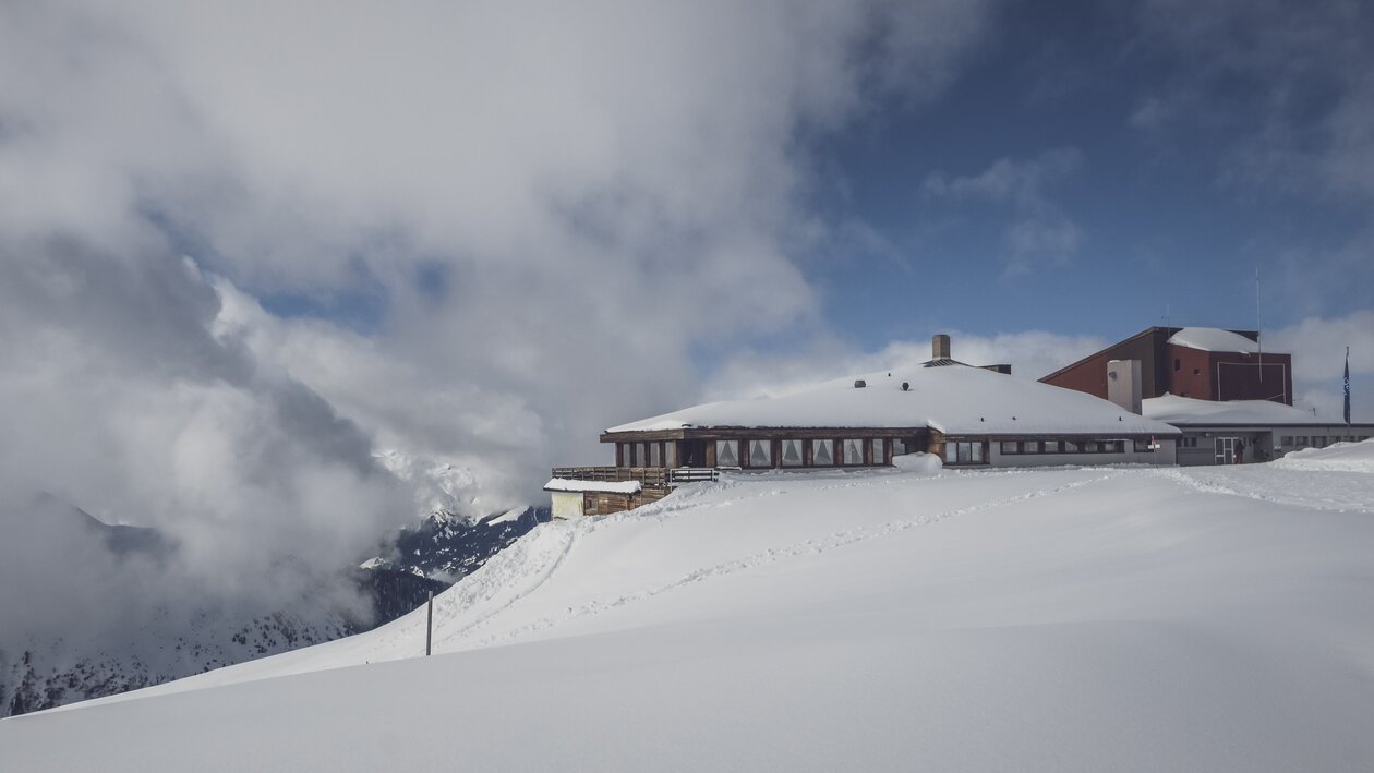 Sicht aus der Ferne zum Bergrestaurant Pischa welches von einer Schneepracht umgeben ist. | © Davos Klosters Mountains
